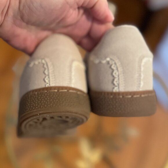 New! Ivory wingtips with lace detail and organza ties, size 8.5 from Cushionaire - Picture 12 of 16